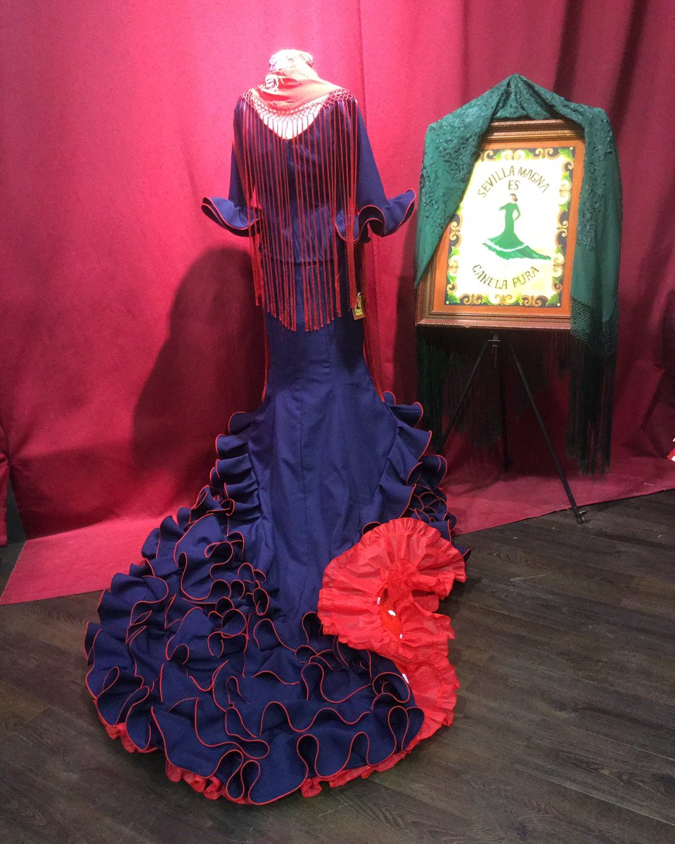 canela_pura's tweet photo. Un reverso de lunares en una bata de cola lisa siempre da un toque flamenco...!!#flamencoindonesia #flamenco #flamencodancer #batadecola #flamencoindia #flamencodress #bienalflamenco #flamencosevilla #batadecolaflamenco #hechoenespaña #madeinspain🇪🇸 #flamencodress #flamencodance https://t.co/MopzAkYRwB