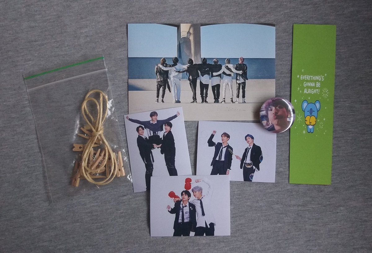 bdaysbangtan's tweet photo. Sorteio 🐰

Prêmios: 3 photocards, 1 marca página, 1 foto 10x15, 1 bottom e um varal para fotos.

Regras: 
- Rt nesse tweet
- Seguir @bdaysbangtan 
- Marcar dois amigos + @BTS_twt 

Resultado: 12/04 - 21h 

ps: não pode marcar a mesma pessoa várias vezes. https://t.co/gsGd8ZsueW