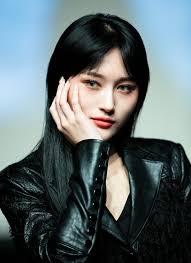 Siyeon as Edward Cullen - Has the Gift of Mind ReadingShe is the one that can pick thoughts out of your head with just a glance to your eyes. She knows how to make you feel better, and she will sing to you until you are deep in slumber.