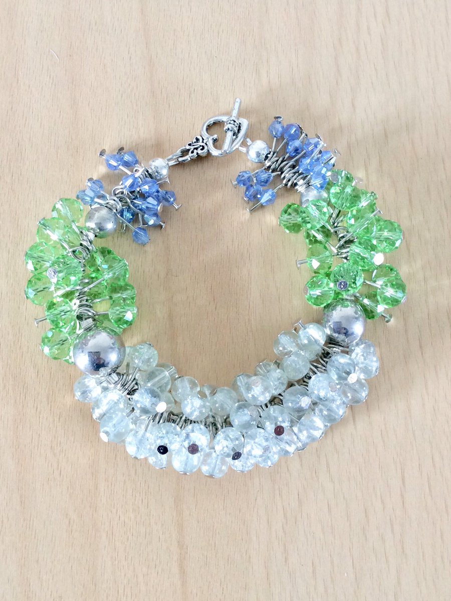 Joannepritcha12's tweet photo. 💙super chunky bracelet with over 200 beads 💙 #chunky #chunkybracelet #chunkybeads #beadedbracelets #glassbeads #glassbeaded #glassbeadedbracelets #bluebracelet #greenbracelet #whitebracelet #togglebracelet #toggleclasp #heartclasp #handmadejewelry #angelscrafts1 https://t.co/11Ia7w9DAL
