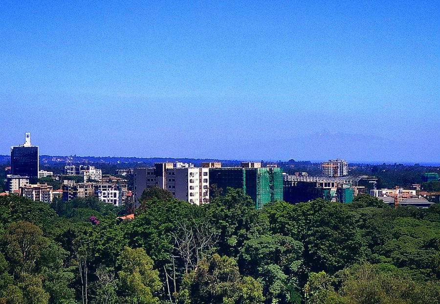 JohnnyGachanja's tweet photo. Mt Kenya visible from Westlands, Nairobi for the first time in 50 years.

Photo courtesy https://t.co/dMpJ1ivotQ