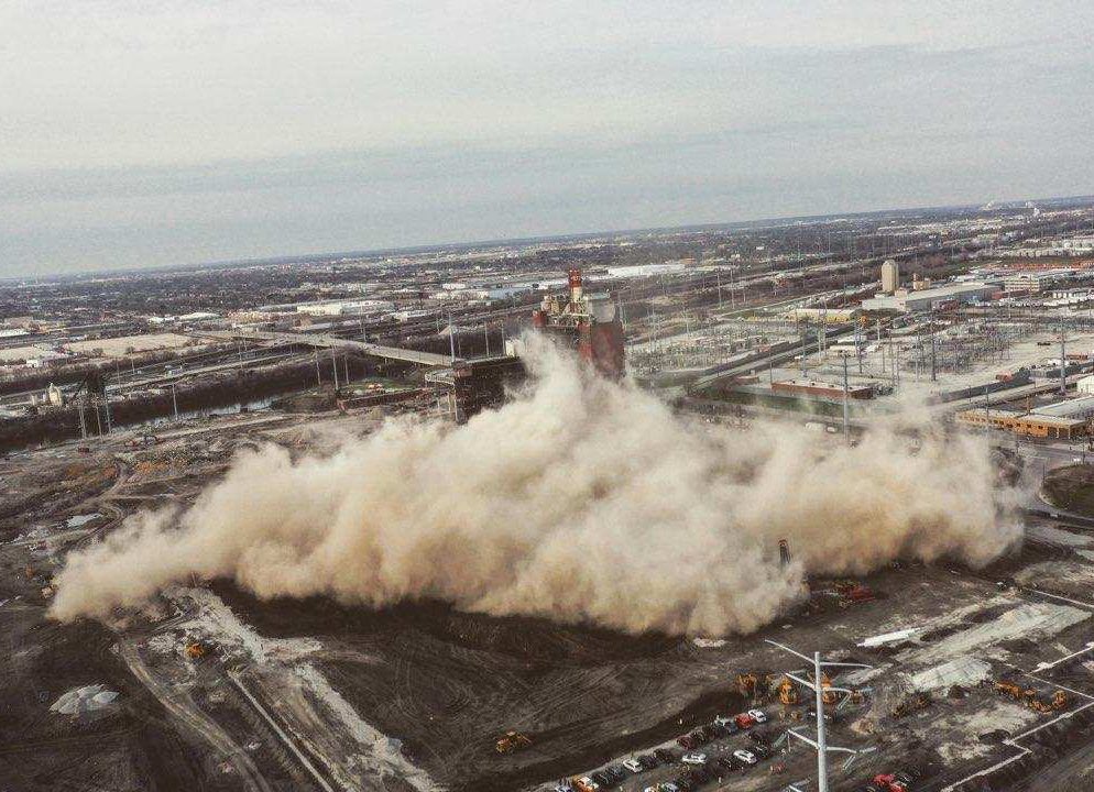 asolezz's tweet photo. the city of chicago rly decided to BLOW UP a 100yr old coal plant building in Little Village w LATE/NO notice to the majority blck+brwn community during a respiratory virus  pandemic like?? the amount of dust,lead &amp; asbestos released in the air is gnna make covid infections worse https://t.co/oTGz1ws5xl