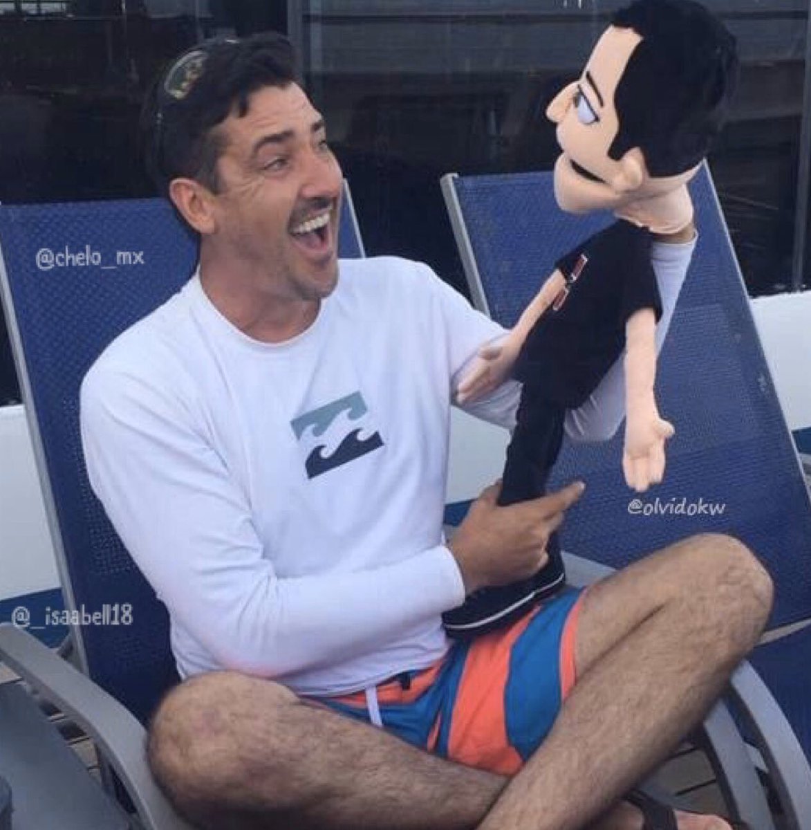 chelo_mx's tweet photo. Jon's face when he got his puppet!! BESOS from Mexico 🇲🇽 😘 @NKOTB @JonathanRKnight @dannywood @DonnieWahlberg @jordanknight @joeymcintyre https://t.co/6sfodjQnll