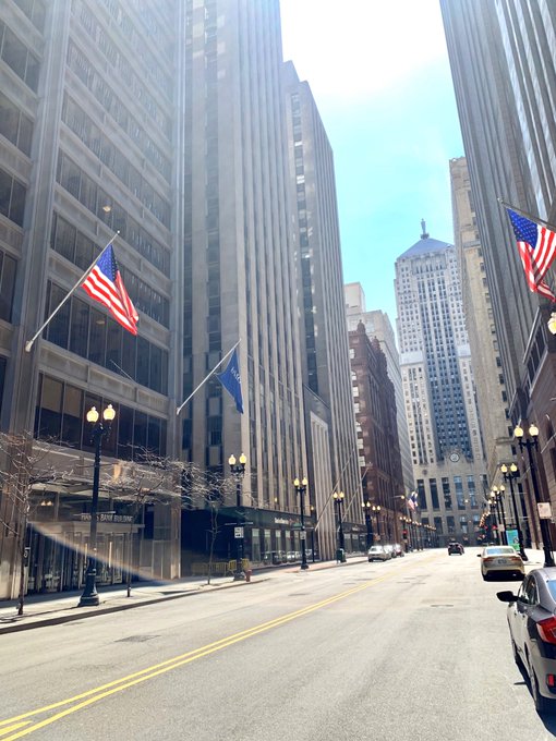 #Chicagolockdown #FlagDesk #Flagpoles flying #Flags for no one to see. # LaSalleSt. @ #Monroe St to #Adams Streets #BMOHarris #CBRE #USBANK https://t.co/VH69rGkvjR