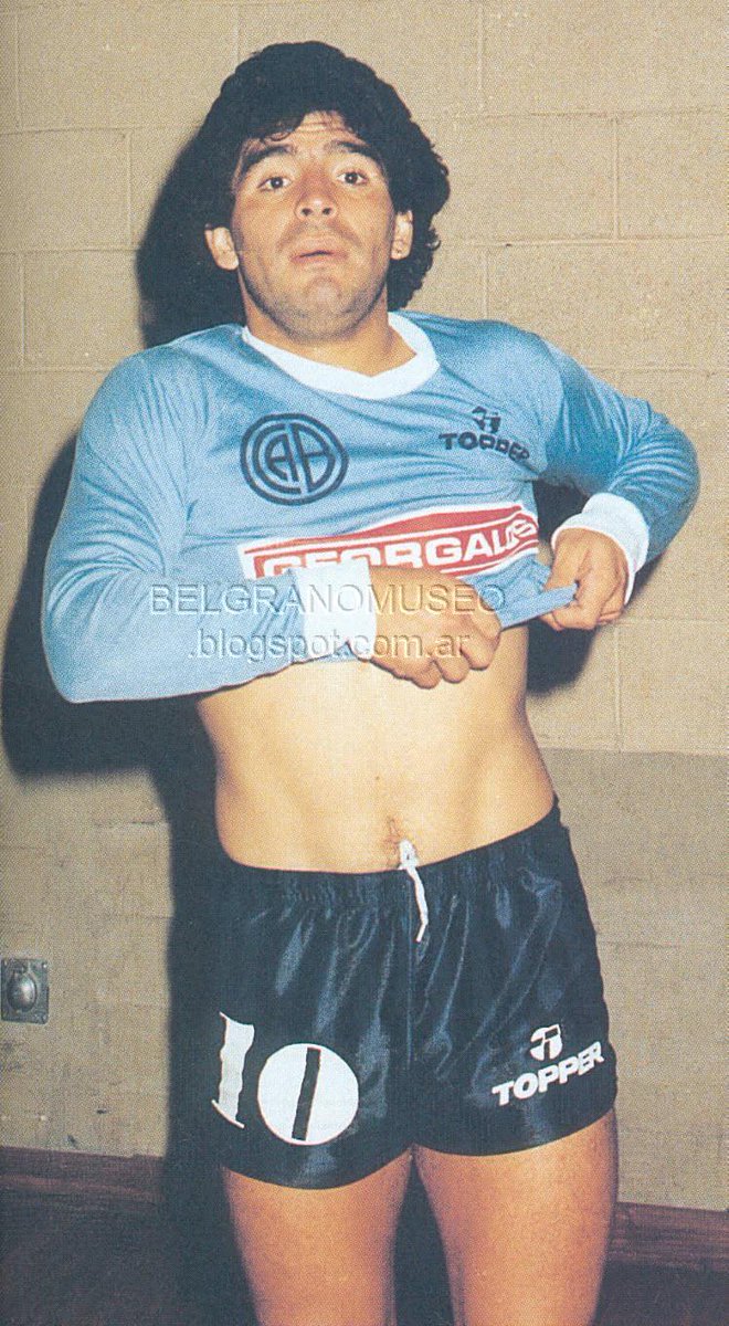 Soykaloz1's tweet photo. @juan_die85 @LaCasacaBlog @marcadegol @EleteTSC @GusCamisetas @PolloVignolo @TNTSportsLA @TyCSports @Cozzarin5 @ColoColo @metroadelantado #Maradonacon tu camiseta, en el 86 después de ser campeón del mundo se puso esta de #Belgrano #cabescba https://t.co/itrfrv15Pu