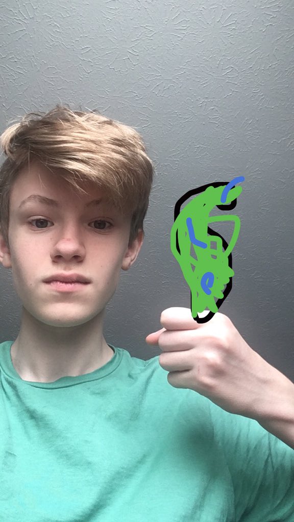 JunthoYt's tweet photo. @ChaBoyyHD this is me when you give me the gut knife gamma Doppler from the giveaway https://t.co/XXTxjFi1N2 I did a very accurate drawing of the knife https://t.co/Kn7QToVdqM
