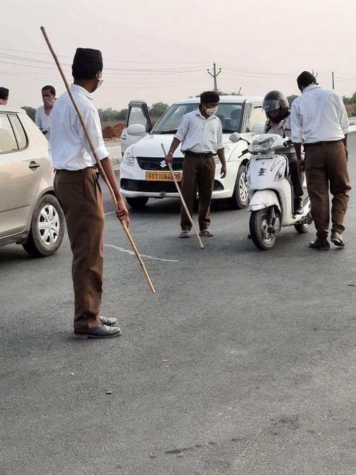 FriedrichPieter's tweet photo. Disturbing images from India appear to show RSS filling the role of police on Indian roads. https://t.co/gEtAu9oZ5G