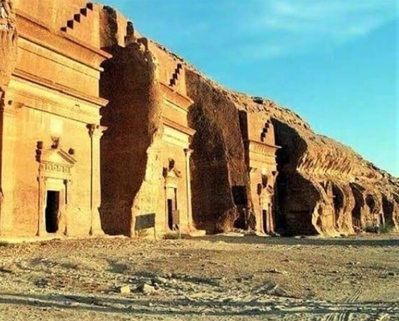 A majority of the vestiges date from the Nabataen Kingdom (1st century CE). The site constitutes the Kingdom& #39;s southernmost and largest settlement after Petra, it& #39;s capital. Traces of Lihyanite and Roman occupation before and after the Nabataen rule, respectively....