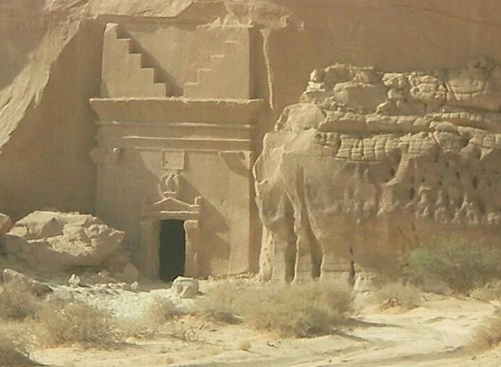 Qasr Asane'a is located at the beginning of the monumental area. Upon entering, it consists of two small hills to the right and the left. The graveyard to the left is called Asane'a Tomb by locals but has no scientific basis. It is rather linked with the story of Madain Saleh.