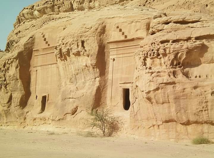 Qasr al Bint (Girl's palace) is a set of graves and facades that contain 29 tombs marvellously carved in a single mountain. The locals call it AL Bint Castle Collection. This name has an incorrect account among the locals. (6/n)