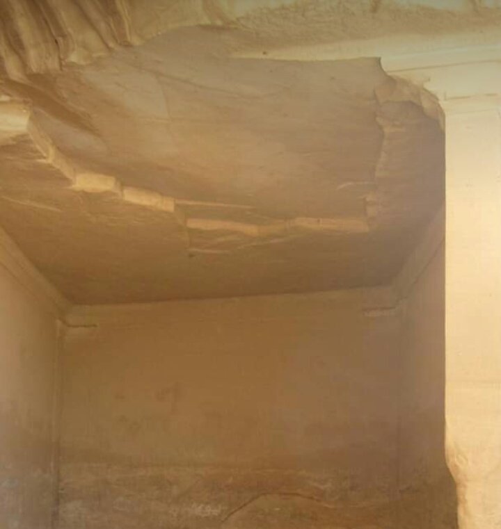 Adivan- an ancient Diwan (meeting place) engraved in the rocks that was used by the tribal elders for important meetings. Locals call it Yuan Abu Zeib and some call it Sultan& #39;s Majlis. Adiwan is a wonderful feature because of the presence of many religious symbols in the area.