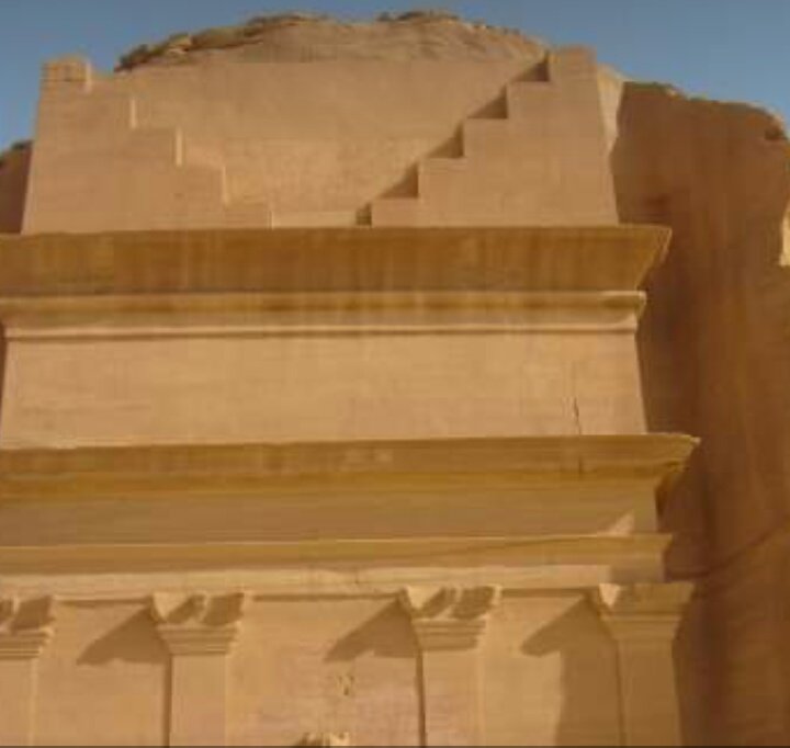 Qasr al Fareed - this grave is located in the southern part of the monumental area. It is a large grave occupying a distinctive, humongous rock. It is named as the Al Fareed palace because it's engraved in a single rock.