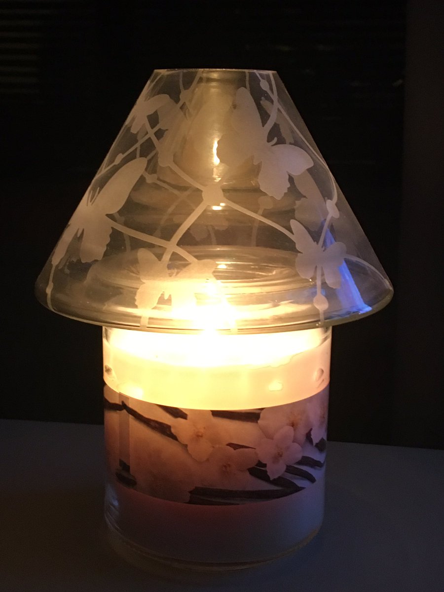 LOCallaghn's tweet photo. Doing my bit to applaud all the frontline workers who are fighting Covid 19 👏🏻...and remembering all those who have lost their lives to the virus 🙏 https://t.co/fZxSGt7wYZ