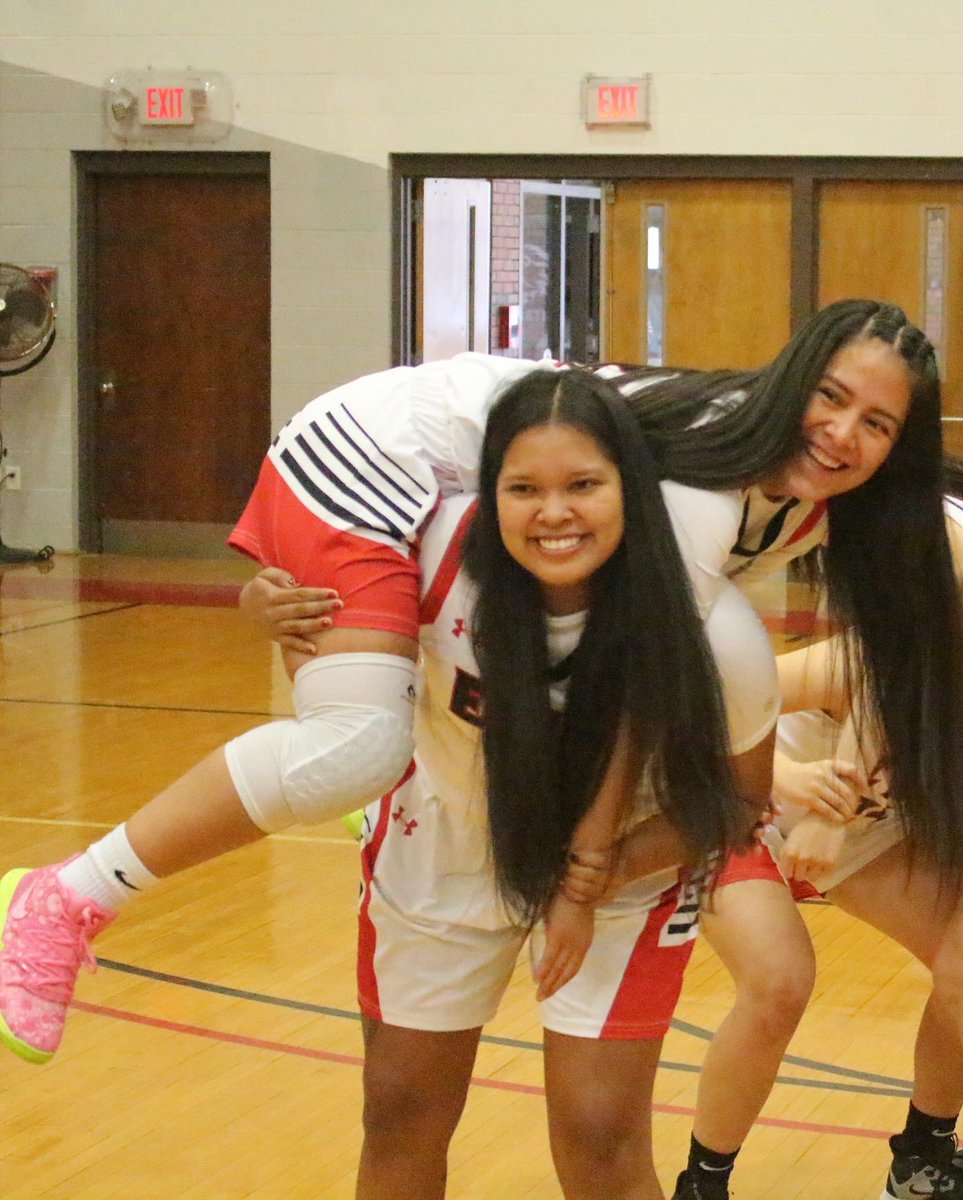 ENCWBB's tweet photo. We are jumpin on the Bday Bandwagon! Happy birthday to this fun-loving lady! Mya Timms is one of our five Native American players, Hopi to be specific. Her native clan is fire & coyote. Her pics are surrounded by some of the things she ❤️! #nativeathlete #encfamily @myaa_jaee https://t.co/9BmxiQbNfP