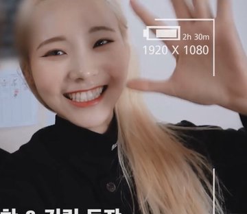 jinsoul smiling real big after seeing lip shes so cute i will pass out