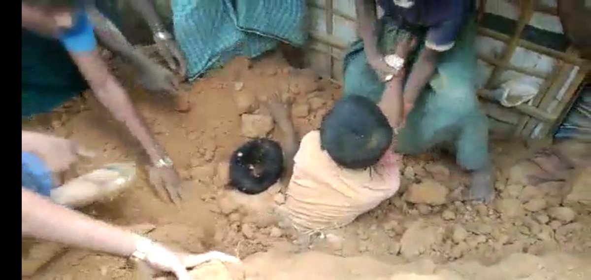 arakan_ngo's tweet photo. انهيار أرضي مفاجئ في أحد مخيمات اللاجئين #الروهنغيا ببنغلاديش يبتلع عددًا من الأطفال وسط ذهول أهاليهم. https://t.co/gzCVjmU4bv