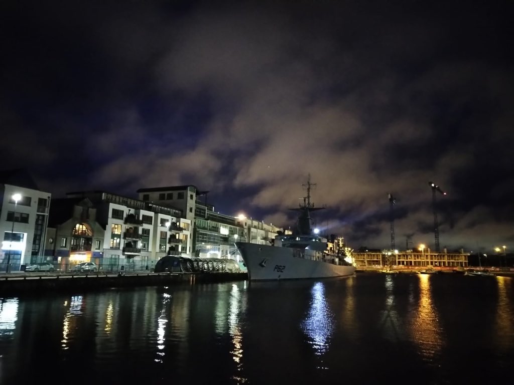 mikebrunicardi's tweet photo. We’re in this together 💪🇮🇪 #ShineYourLight #StayHomeSaveLifes #StrengthenTheNation #DefendProtectSupport #Galway https://t.co/odbujK5bPX