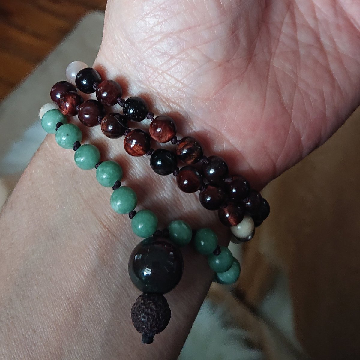 CasaJos's tweet photo. a powerful stone that helps you to release fear and anxiety and aids harmony and balance #tigereye #mindfulness #yoga https://t.co/qhpF1OAU85