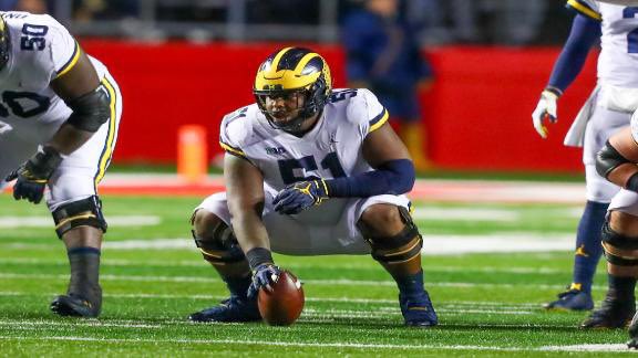 JeffSkversky's tweet image. 👀 Eagles have been doing their homework on Michigan center Cesar Ruiz who is rated the #1 center in the NFL Draft

Ruiz has spoken with the Eagles multiple times

The Camden, New Jersey native tells @6abc his mom would very happy if he goes to Philly

#NFLDraft 
#Michigan