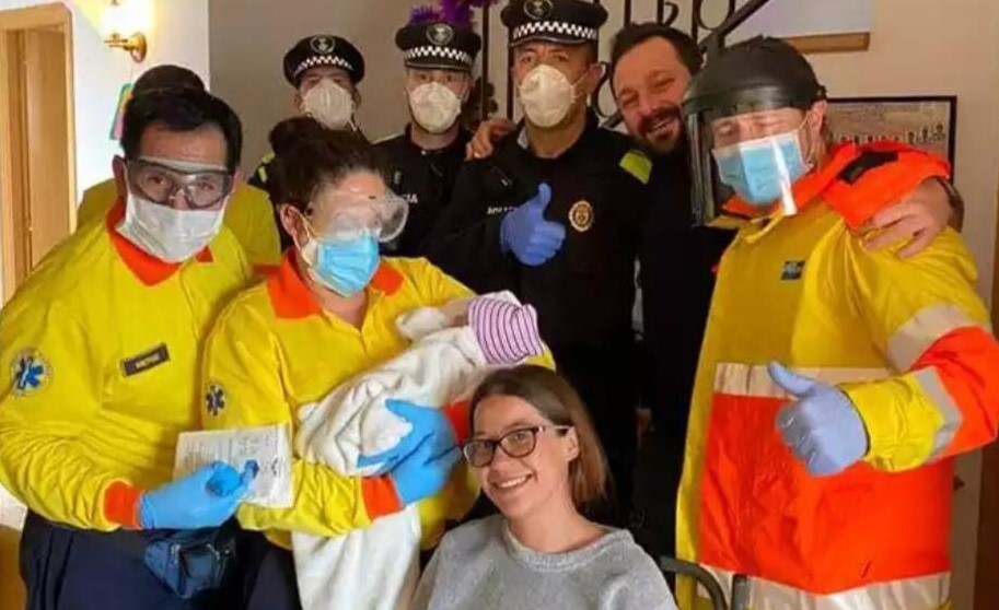 semgencat's tweet photo. Avui dissabte, a #RodaDeBerà, hem atès un part a casa, juntament amb el pare, que és policia local. 
Tot ha anat perfectament. El nadó està bé, i la mare estable. 
A @STeclaHospital.
👏🏽👏🏽😍
@AjRodadeBera
@salutcat https://t.co/JTSpBOnkAO