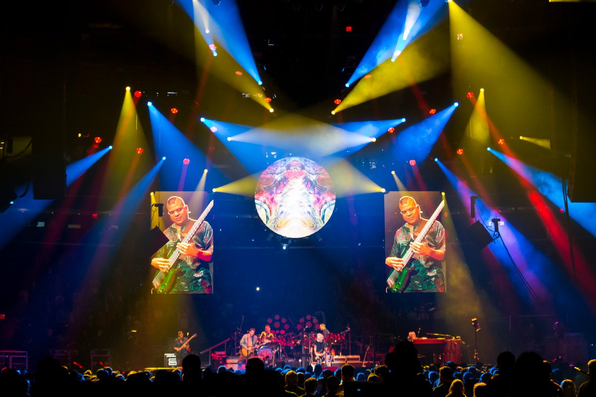 TheGarden's tweet photo. Memories like these will “Not Fadeaway” 💀⚡️ Who’s tuning in with us tonight to relive night two of @deadandcompany’s #FallTour2017 at The Garden? https://t.co/M6HwvsMmKl