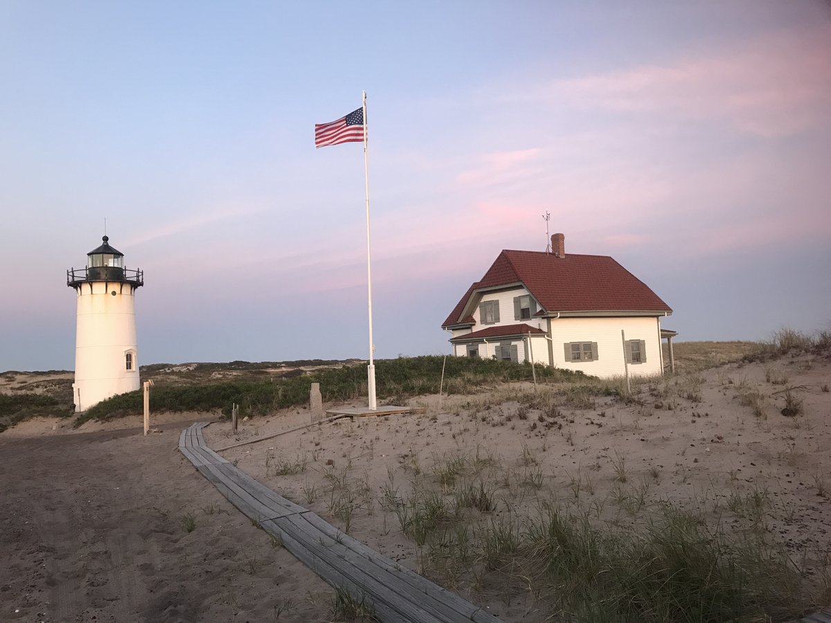 Race Point Light tweet media