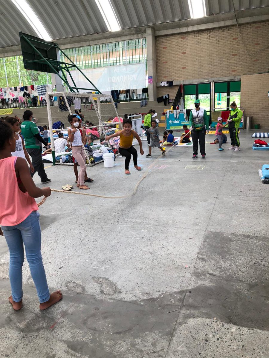 INDERMEDELLIN's tweet photo. 🎲 Con actividades lúdicas llevamos recreación a todos los niños y niñas que se encuentran en el albergue del Coliseo Florencia.🧒🏻 Trabajamos unidos por Medellín. 🙌🏻

#ElINDERSeSiente🎉 https://t.co/F6UeIjvItQ