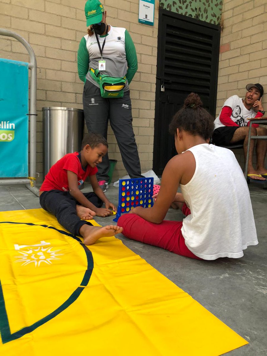INDERMEDELLIN's tweet photo. 🎲 Con actividades lúdicas llevamos recreación a todos los niños y niñas que se encuentran en el albergue del Coliseo Florencia.🧒🏻 Trabajamos unidos por Medellín. 🙌🏻

#ElINDERSeSiente🎉 https://t.co/F6UeIjvItQ