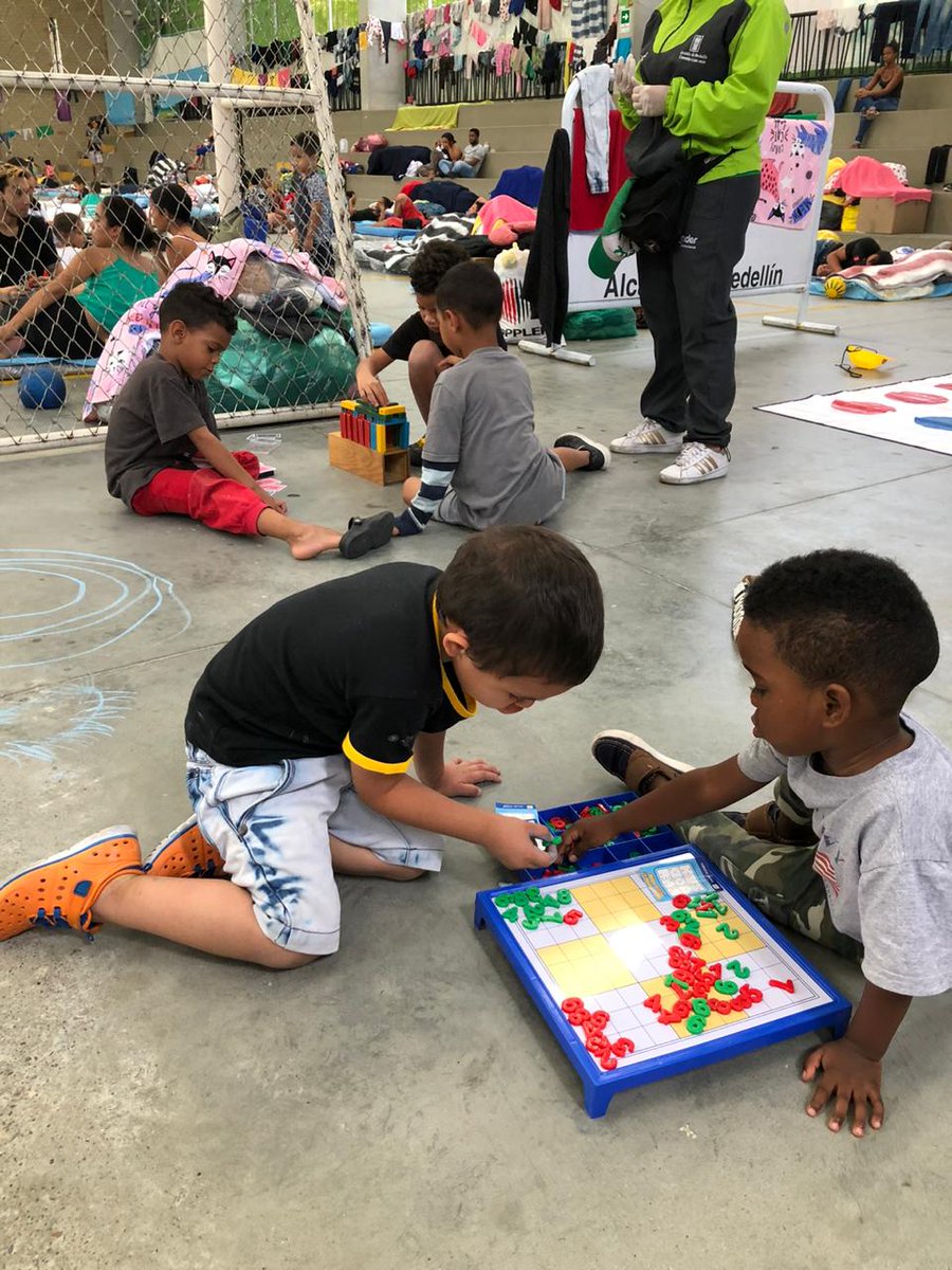 INDERMEDELLIN's tweet photo. 🎲 Con actividades lúdicas llevamos recreación a todos los niños y niñas que se encuentran en el albergue del Coliseo Florencia.🧒🏻 Trabajamos unidos por Medellín. 🙌🏻

#ElINDERSeSiente🎉 https://t.co/F6UeIjvItQ