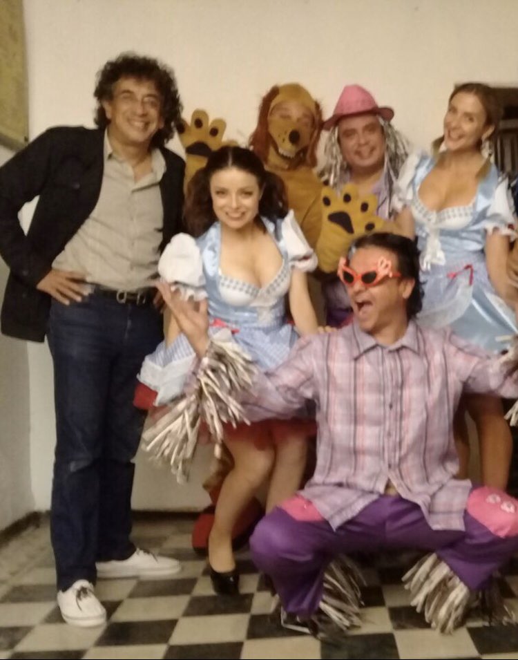 Nos duele cañón la partida de <a href="/Elgusrodriguez/">Gus Яodríguez</a> escritor y director de escena de muchos de nosotros dedicados a la comedia. Guarumo tiene mucho que agradecer a sus aportaciones y dirección. Gracias Gus, conocerte fue maravilloso e inolvidable. Tu adiós me parte el corazón, amigo 😢