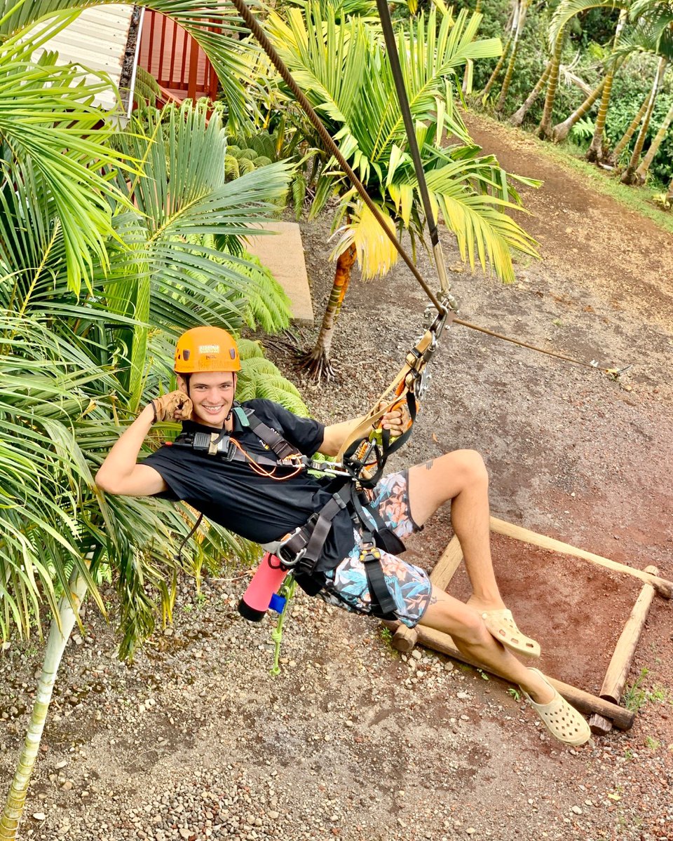 KapohoKine's tweet photo. How do you like our guide Ethan's dismount technique!? 🙌🏼
Score it a 1 -10 in the comments below! #kapohokrew https://t.co/YwroKv995q