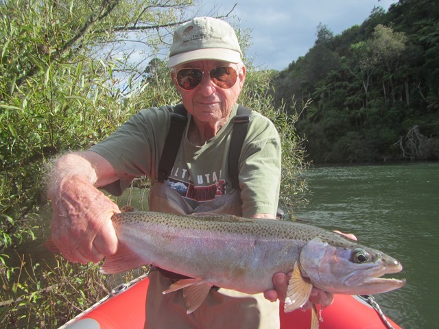 NZflyfishing's tweet photo. Mr. Feldberg sporting a nifty hat and nice Rainbow as well!
#flyfishing #tourismnz #trout #catchandrelease #troutfishing #newzealand #nzflyfishing #flyfishingnz #luxuryfishingtrips #flyfishnz #newzealandfishing https://t.co/lRMBHDjNXW https://t.co/VgkPpB98SX