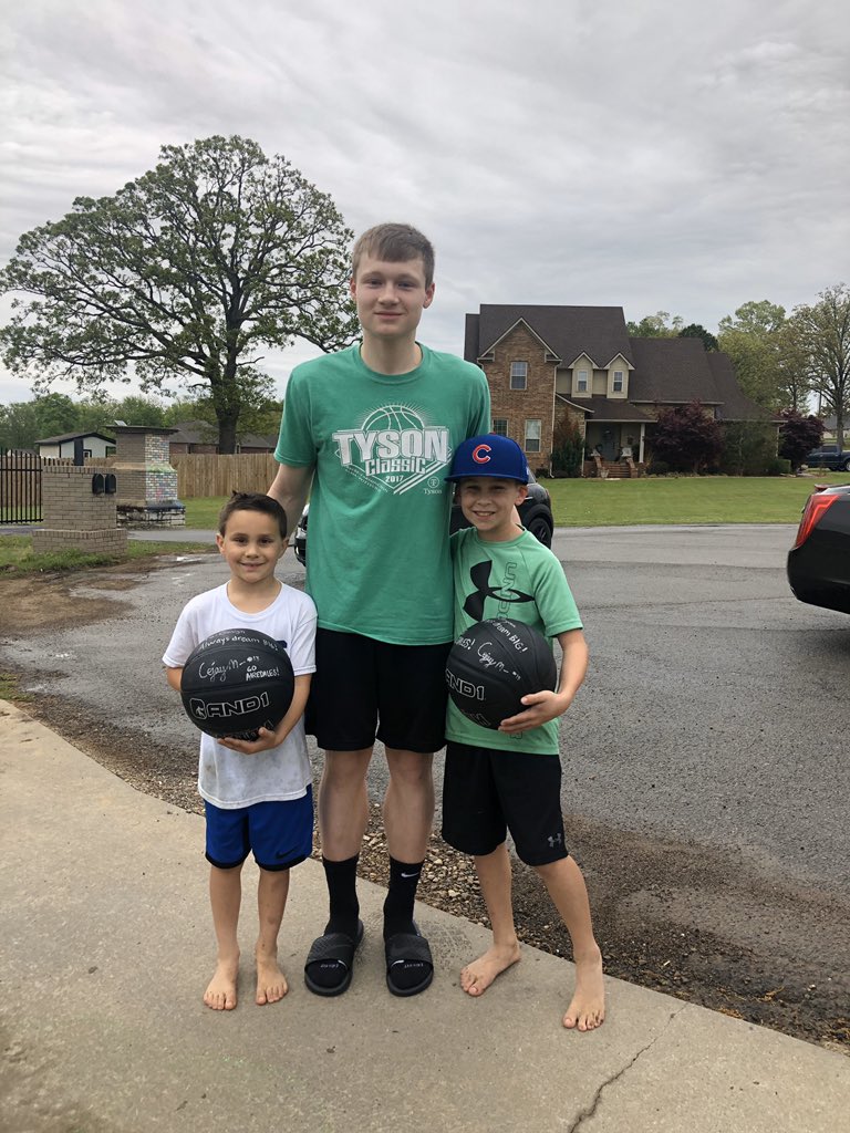 Cejay got to have a quick visit with some #1 Airedale fans!  They got to exchange gifts and a had time for quick picture. #only1airedale @cmann131