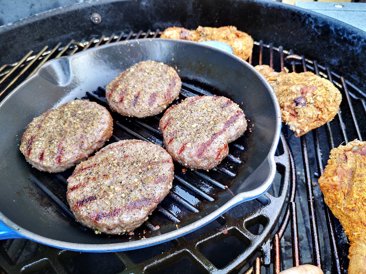 thatbrownzfella's tweet photo. Simple things. Burgers, bangers and fake KFC. A thoroughly pleasant evening. #stayincookout #fireflybbq #angusandoink #bbq #burger https://t.co/n82BaXqXky