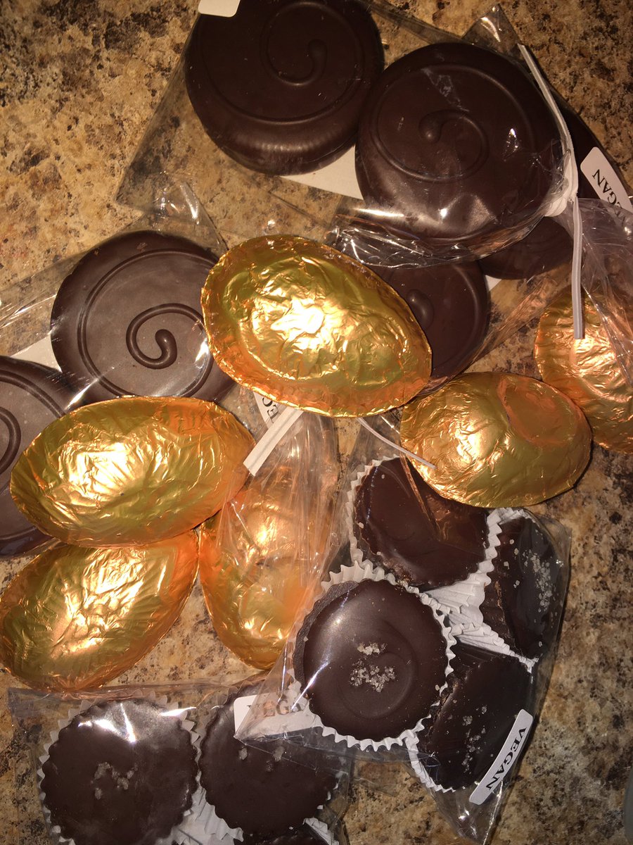 Ms_Zgod's tweet photo. @TheLog_VHS Today my sister dropped off my “Secret Bunny” Easter gift, and I gave her my gift to take home to for mom. We invented this gift exchange as a way to celebrate Easter from a distance. #SisterSaturday #COVIDChroniclesVHS https://t.co/ME6rYcZGtd
