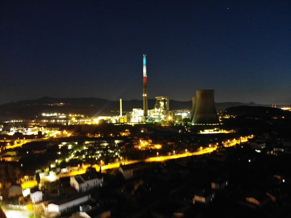 Merci merci merci. 
Message d'espoir en ce week-end de pâques. Classevenement éclaire la cheminée de la centrale électrique de Meyreuil. 
Une pensée pour notre nation, pour toutes les victimes du Covid, pour tous ceux qui souffrent et pour tous ceux qui aident et soignent.🇫🇷🙏❤
