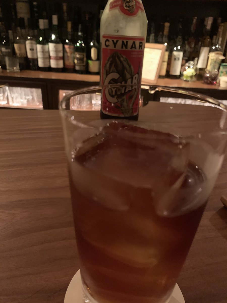 まんがでわかる 私をbarに連れてって Twitterissa チナール Cynar をソーダ割で イタリア産アーティチョークを使用して作る ワインベースのリキュール ほろ苦い風味でアルコール度数 は16度程度と比較的低い バーテンダー カクテル Bar