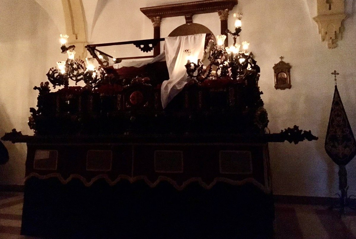 No está aquí; ¡ha resucitado! Recuerden lo que les dijo cuando todavía estaba con ustedes en Galilea: “El Hijo del hombre tiene que ser entregado en manos de hombres pecadores, y ser crucificado, pero al tercer día resucitará.”

Lucas 24:6-7