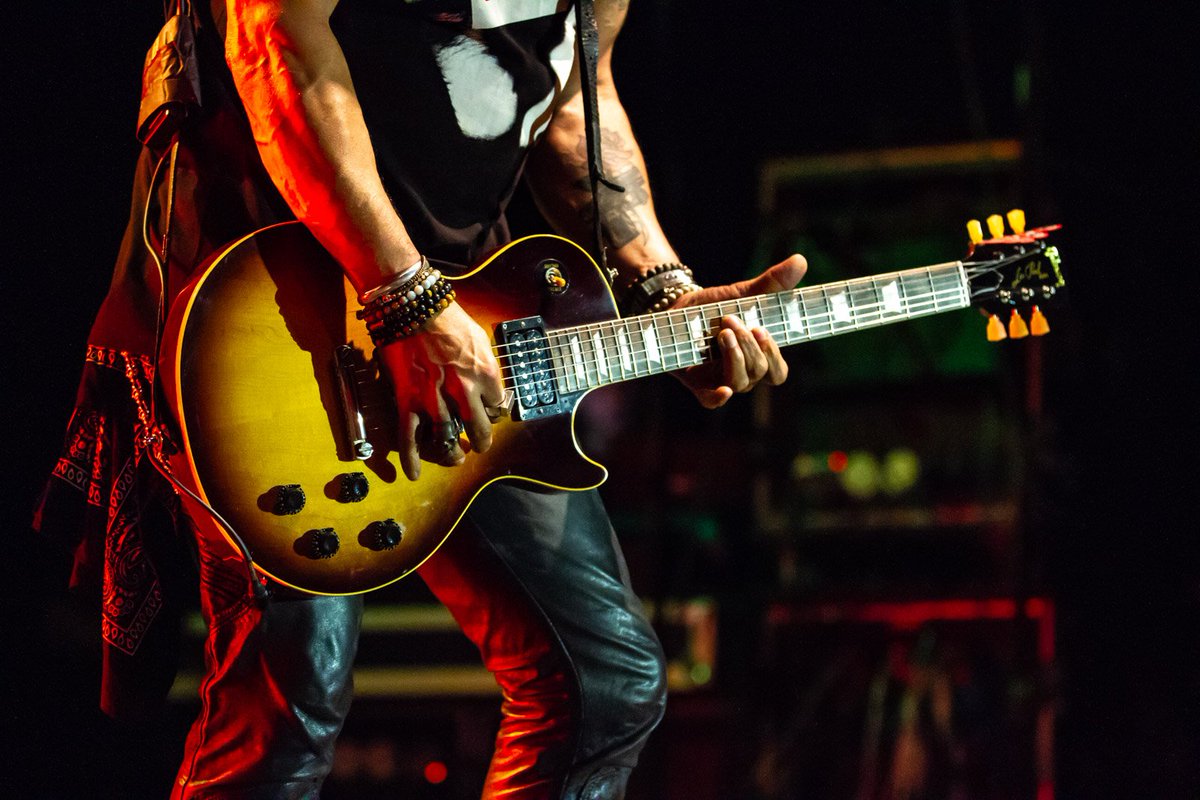 addict_slash's tweet photo. #colorado #Denver 🇺🇸 @FillmoreDEN #fillmoredenver #livingthedream tour 2018 @slash feat @MylesKennedy and #TheConspirators @brentfitz @franksidoris @todddammitkerns #BrentFitz #toddKerns #frankSidoris #MylesKennedy #Slash #smkc 📷 Jason Bullinger https://t.co/q31PbiusPK