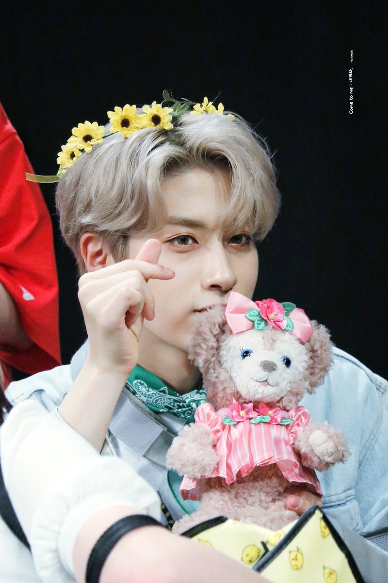 ➸ Xion wearing flower crowns      ♡《 a thread 》♡ #ONEUS  #XION  @official_ONEUS