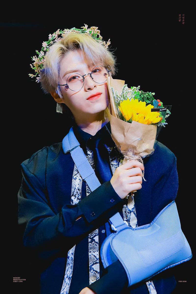 ➸ Xion wearing flower crowns      ♡《 a thread 》♡ #ONEUS  #XION  @official_ONEUS