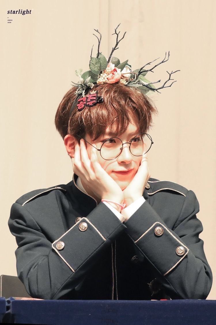 ➸ Xion wearing flower crowns      ♡《 a thread 》♡ #ONEUS  #XION  @official_ONEUS