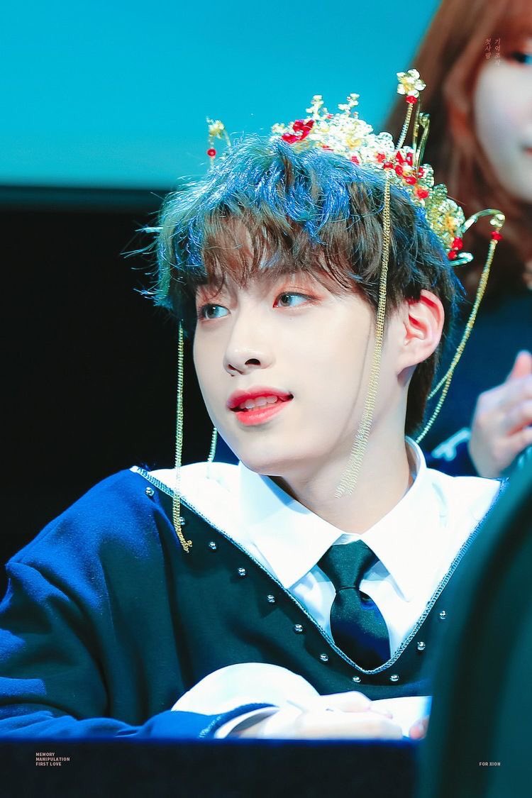 ➸ Xion wearing flower crowns      ♡《 a thread 》♡ #ONEUS  #XION  @official_ONEUS