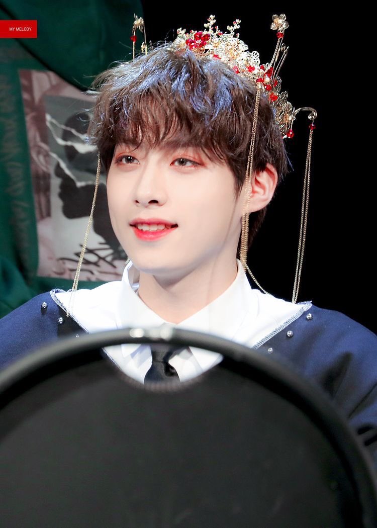 ➸ Xion wearing flower crowns      ♡《 a thread 》♡ #ONEUS  #XION  @official_ONEUS