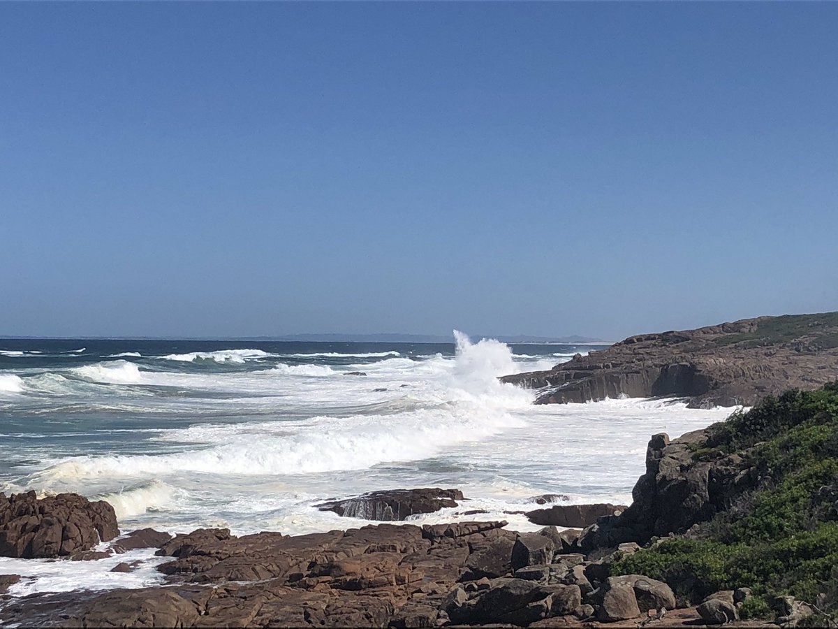 stephenjleahy's tweet photo. Big swell hitting the Port Stephens coastline today. Beaches are pretty deserted except for a few surfers and families getting in some exercise.  We even got the chance to help out in our neighbour’s Easter egg hunt! Happy Easter...and stay safe!   #supportoperations #mysurflife https://t.co/ZF6KKOkj4o