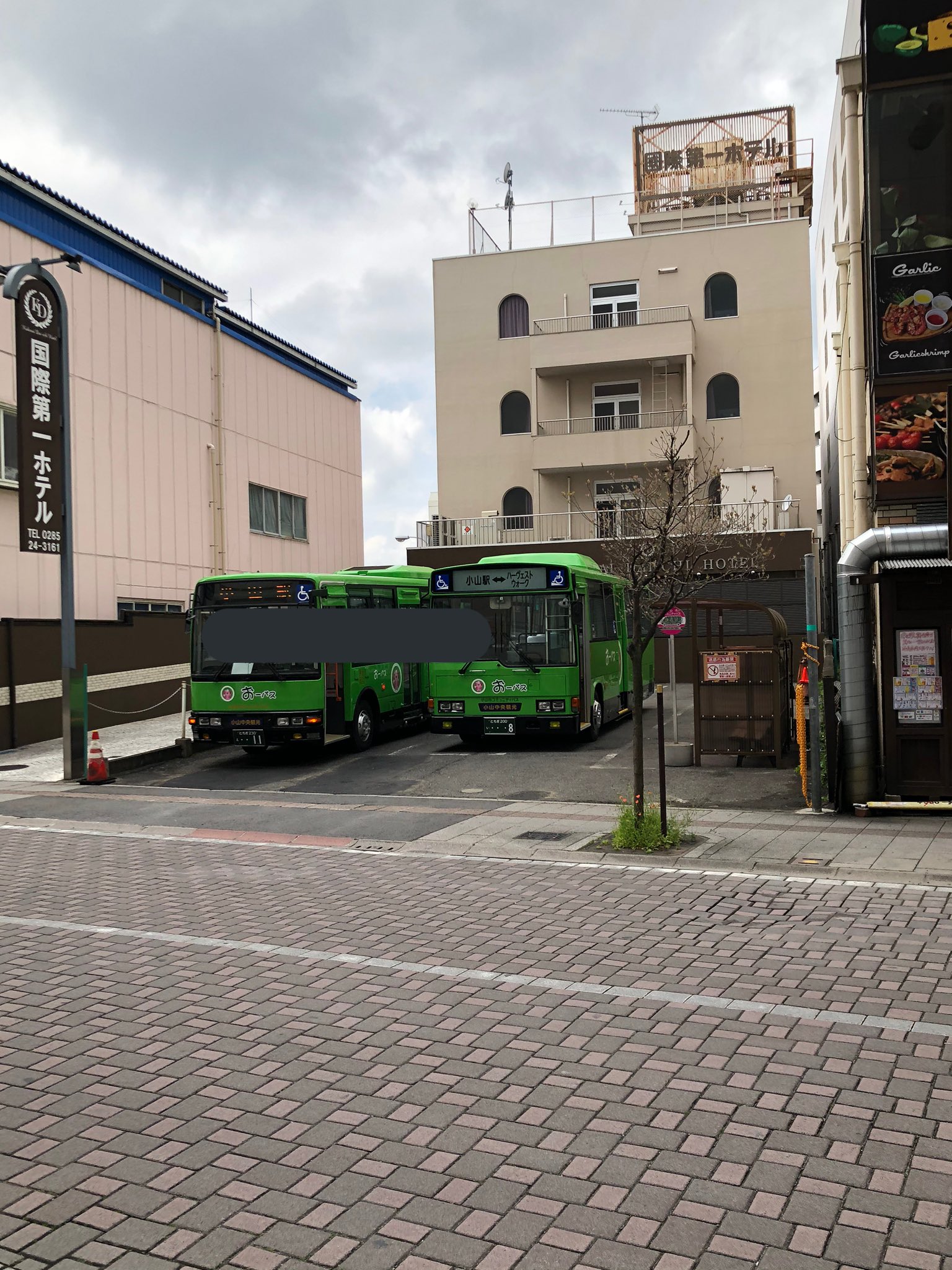 さるびぃ おーバスハーヴェストウォーク線の乗り場 小山駅前には入らない様子 実車でもバック入庫してからの後者扱い 先に12 00でリエッセ発車したから多客ダイヤだと3台使用ぽい T Co Dxwxfyk7yo Twitter