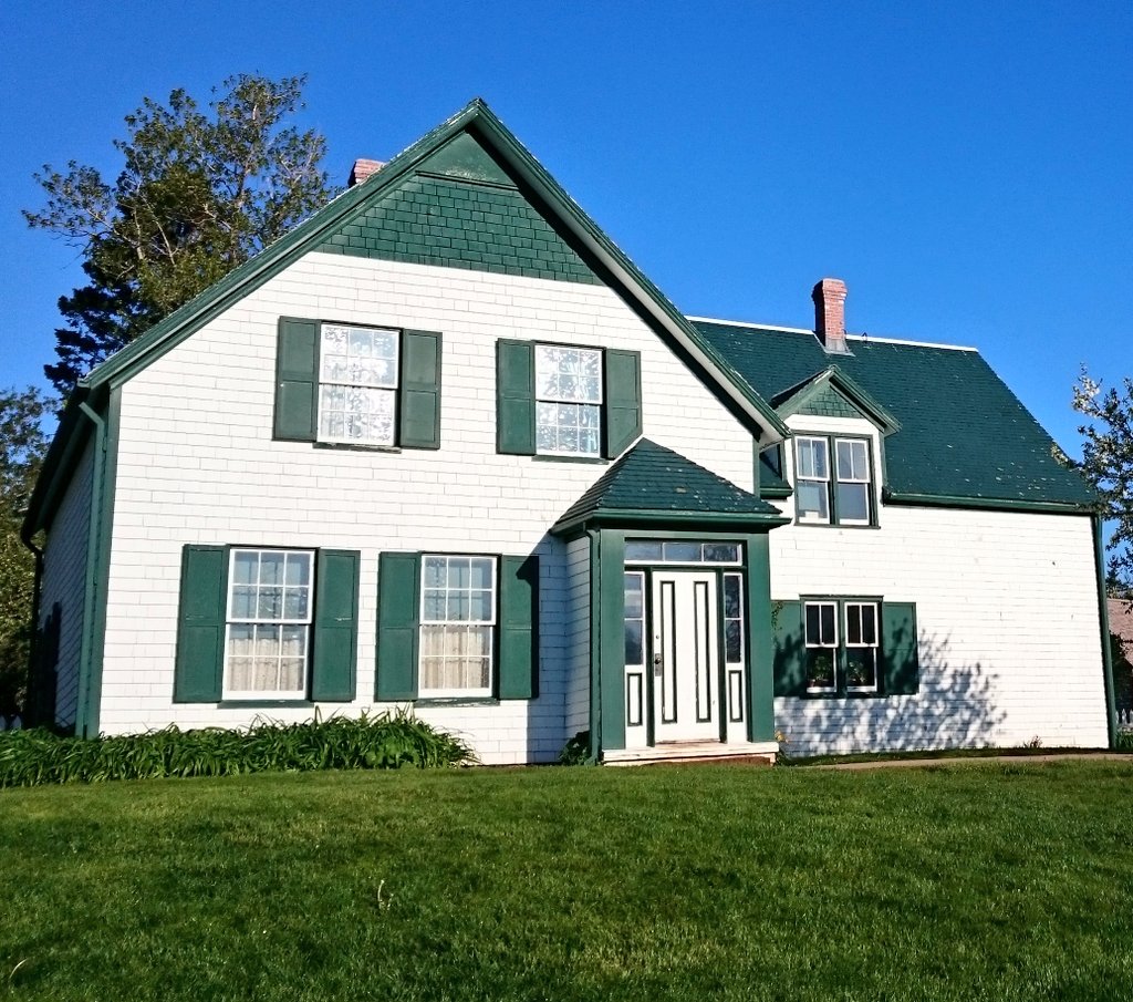 松本侑子 日本初の全文訳 赤毛のアン 文春文庫 赤毛のアン グリーン ゲイブルズ ゲイブルgableは 切妻屋根と破風 はふ 切妻屋根は 本を逆さに伏せた三角屋根 写真左 破風は 屋根の中の灯り取りの窓 写真右 緑の切妻屋根と破風が複数ある