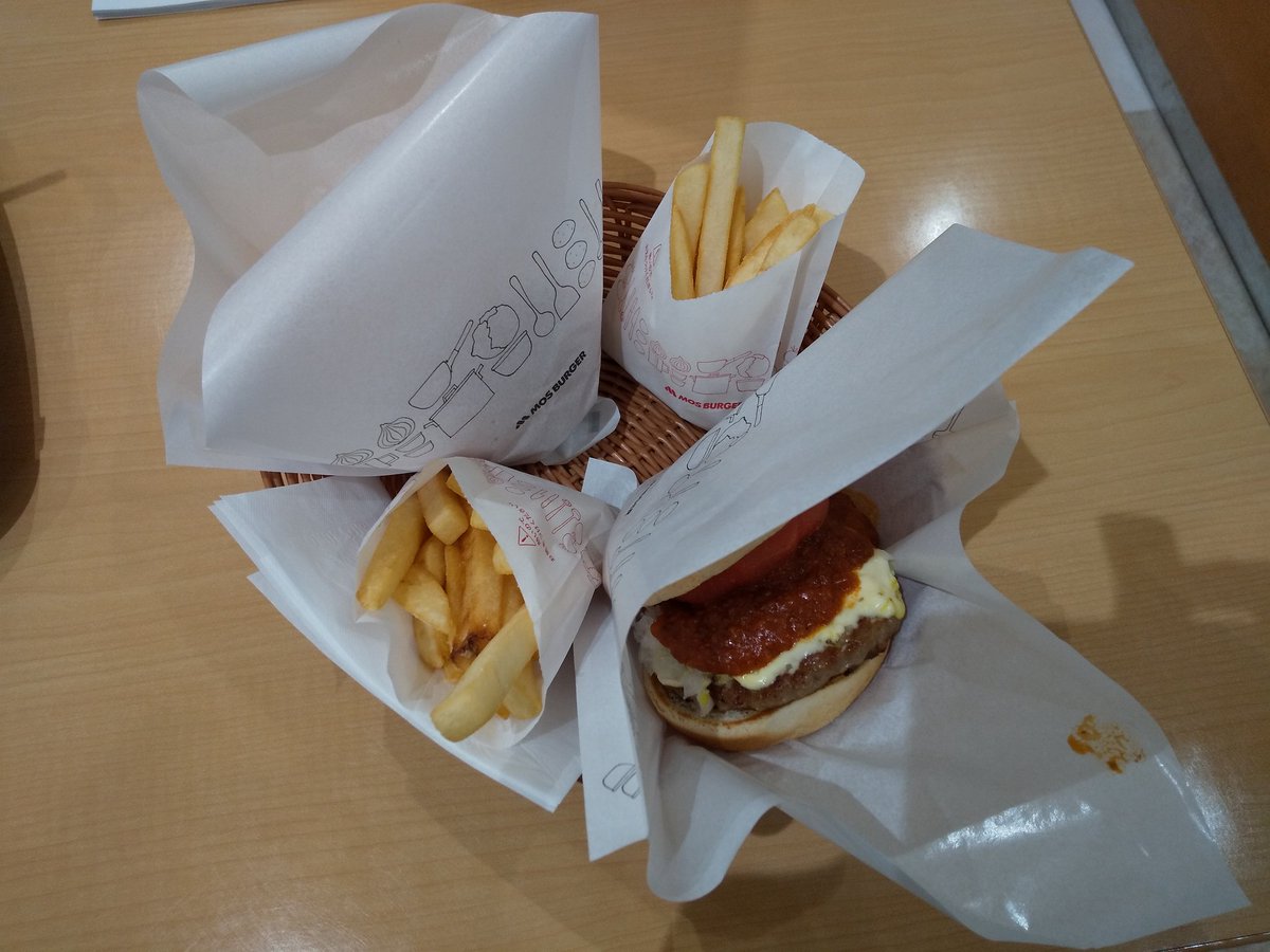 JohnSoumicky's tweet photo. モスバーガーに行ったらモスバーガーセットが一番!
モスバーガーほど美味しいバーガーを食べたことがない。
子供達が妻の実家で留守をしている時くらいは贅沢バーガーを堪能です。
それにしても武漢コロナの影響でお客さんがいない。
スペースを独占中!
まじで#武漢コロナ死ね https://t.co/fXwdVXIcji