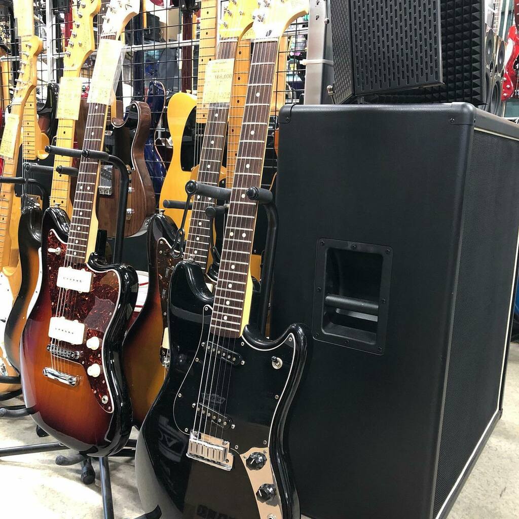 jingle_shop's tweet photo. #Fender #Cyclone 短期間だけ生産されたレアなUSA製サイクロン。ノイズレスピックアップ＆2点支持トレモロ搭載というモダンな仕様。#fendercyclone #madeinusa #vintagenoiseless #jingle #ジングル https://t.co/pS85xruCn2 https://t.co/kMPo7eO2H2