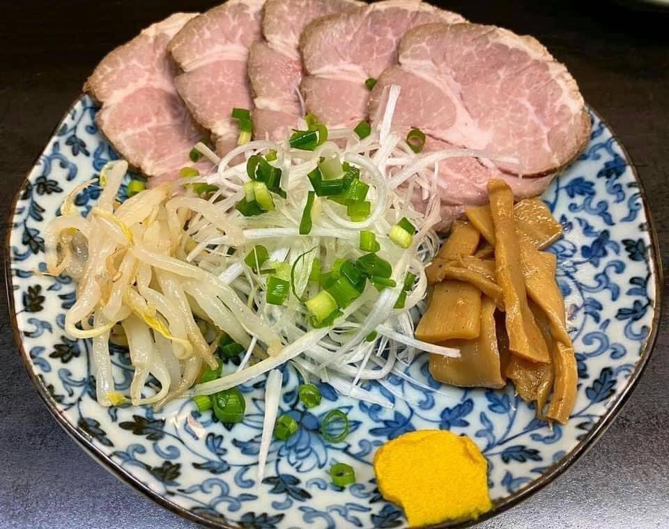 proohta's tweet photo. 花水ラオシャンお得なお持ち帰りサービスが始まりました。

・生タンメン(ワカメ、玉ネギ付き)1食 250円
・生ギョーザ1個増量 350円
・焼ギョーザ1個増量 350円
・焼ワンタン1個増量 400円

つまみチャーシューも増量サービスとの事です。

#hiratsukafood https://t.co/fKNU7MqfV5